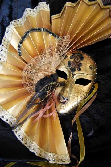 Message mask with detachable fan